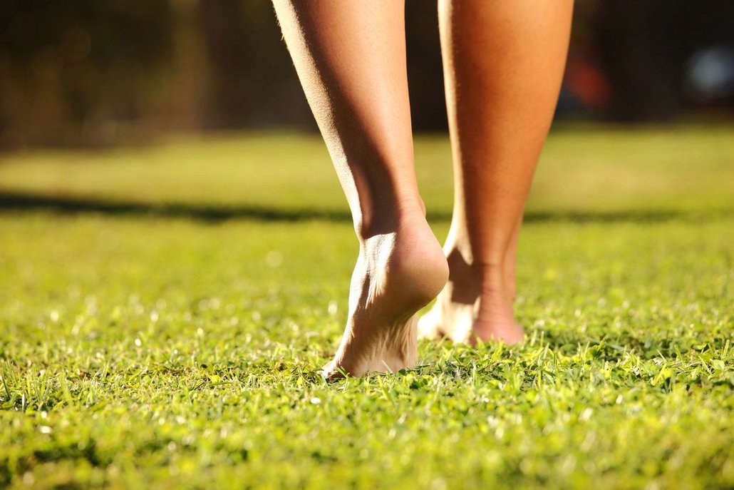 Pohyb naboso je přirozený, během let ale naše nohy při chůzi v botách hodně zdegenerovaly