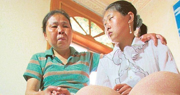 Wang Cheng (vpravo) se svou matkou před operací