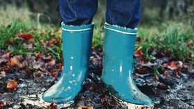 Budete- li chodit v mokrých botách, můžete si »vypěstovat« plíseň na nohou.
