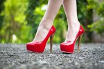Chůze naboso způsobuje, že se z obuvi uvolňují nebezpečné látky