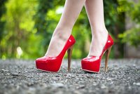 Nošení bot naboso zvyšuje riziko rakoviny. Vadí lodičky i žabky