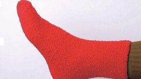 Po aplikaci krému si navlékněte ponožky.