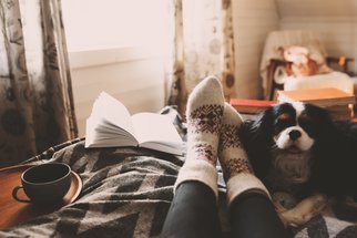Studené nohy: Proč nás trápí a osvědčené tipy, jak je zahřát