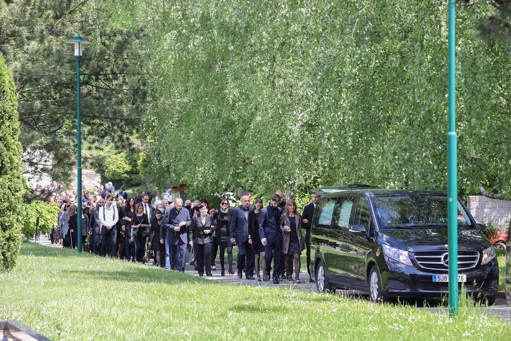 Smuteční průvod za rakví repsektované persony třebíčského hokeje Radka Nováka, který zemřel náhle minulý týden