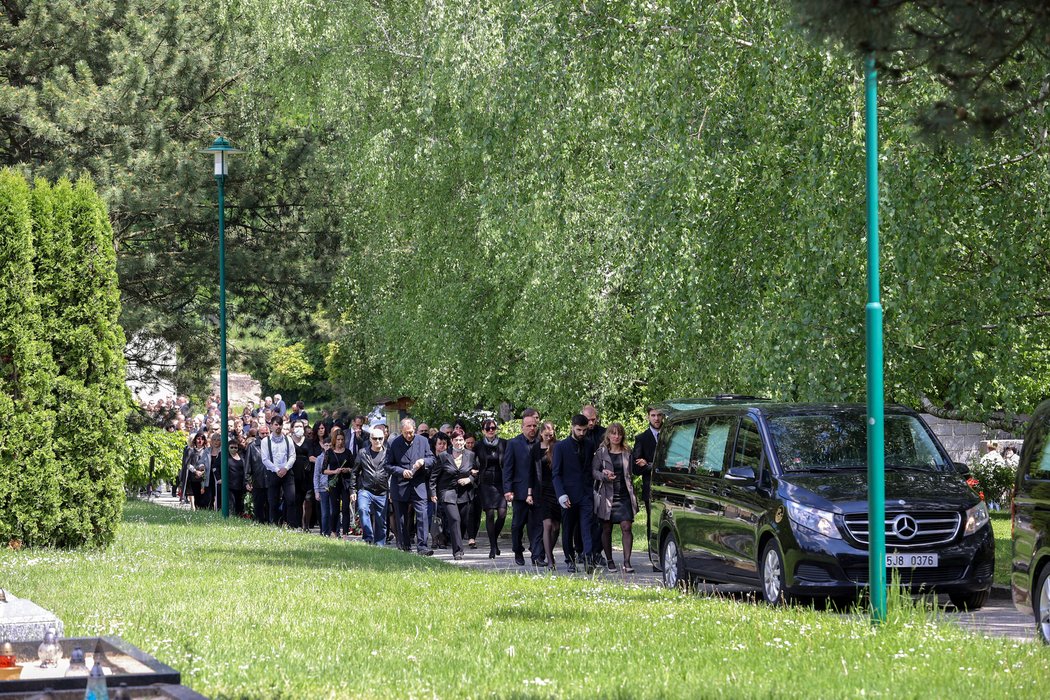 Smuteční průvod za rakví repsektované persony třebíčského hokeje Radka Nováka, který zemřel náhle minulý týden