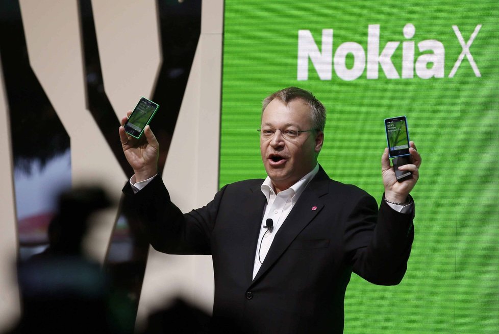 Viceprezident Nokie Stephen Elop představuje nové mobily z řady X.