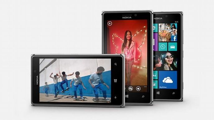 Nokia Lumia 925 s operačním systémem Windows Phone.