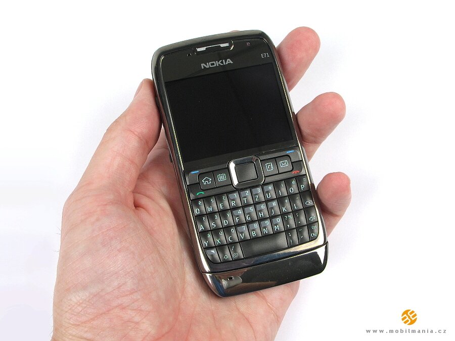  Původní Nokia E71 z roku 2008 byla elegantní kovový smartphone pro manažery.