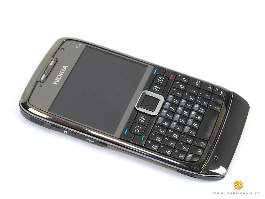  Původní Nokia E71 z roku 2008 byla elegantní kovový smartphone pro manažery.