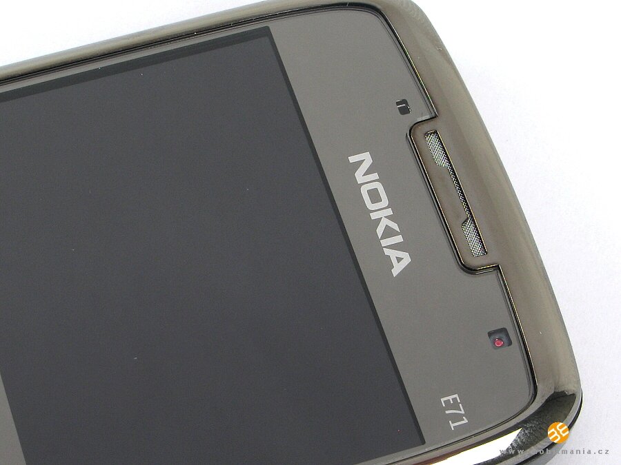  Původní Nokia E71 z roku 2008 byla elegantní kovový smartphone pro manažery.