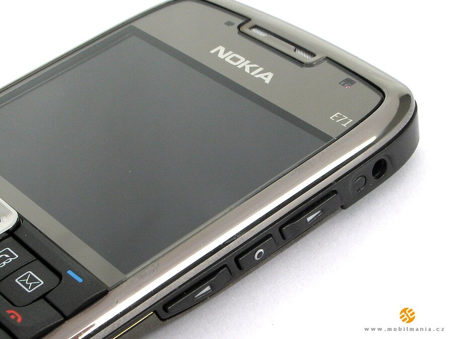  Původní Nokia E71 z roku 2008 byla elegantní kovový smartphone pro manažery.