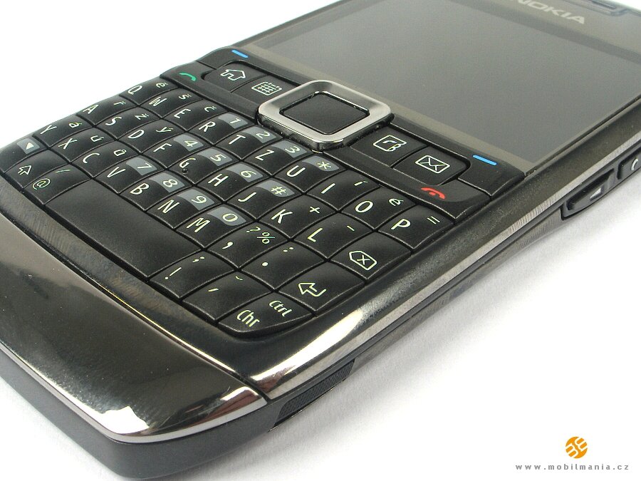  Původní Nokia E71 z roku 2008 byla elegantní kovový smartphone pro manažery.