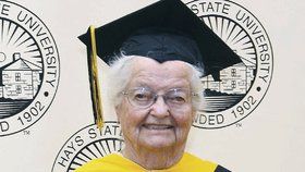 Žena, která získala vysokoškolský diplom v 95 letech, zemřela.