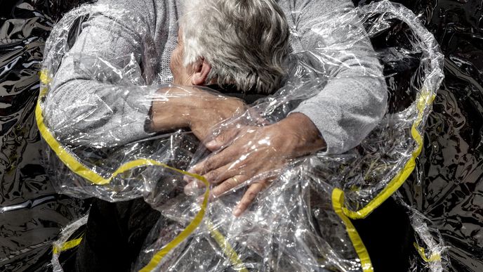 1. místo v kategorii Zprávy a Fotografie roku: Mads Nissen, první objetí.