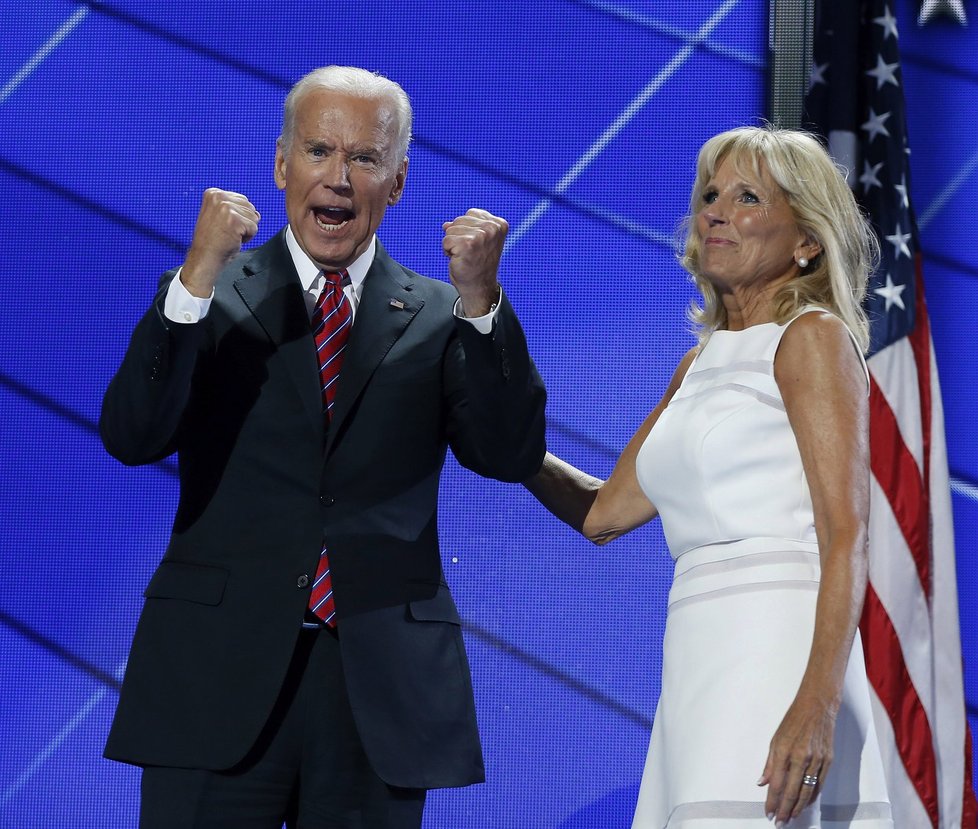 Sjezd demokratů ve Philadelphii: Joe Biden s manželkou Jill