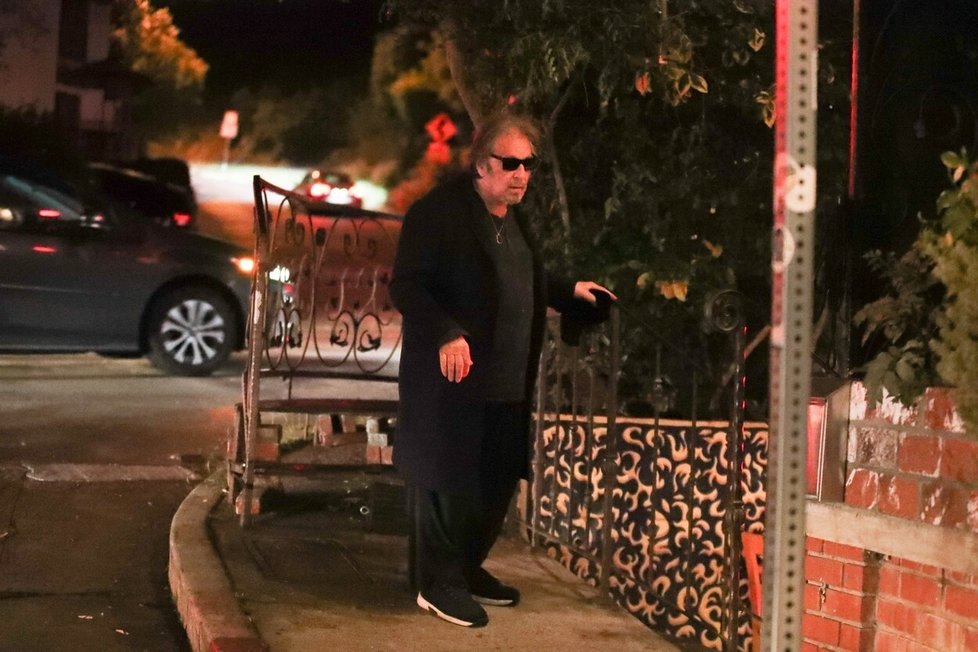 Al Pacino odchází z večeře s Noor Alfallah.