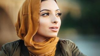 Na stránkách Playboye se objevila vůbec první muslimská modelka s hidžábem