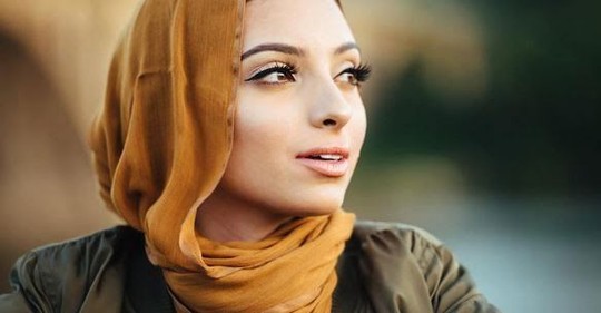 Muslimka v hidžábu pózovala pro pánský časopis Playboy. Samozřejmě oblečená