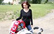 Nora Fridrichová při včerejší procházce s malou Dianou u Vltavy.