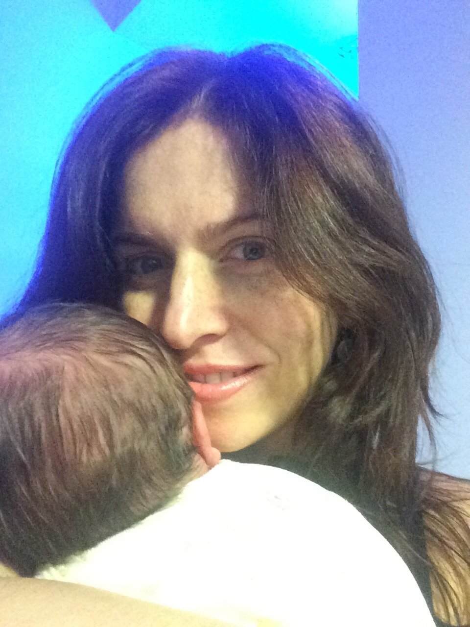 Pyšná a šťastná Nora Fridrichová se svou novorozenou dcerkou Mariankou