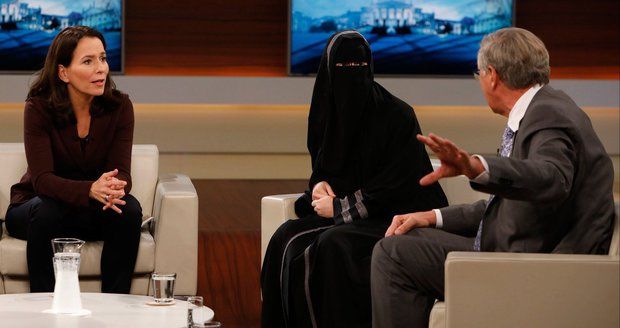 Skandál německé televize. Zahalená muslimka v show podporovala džihádisty