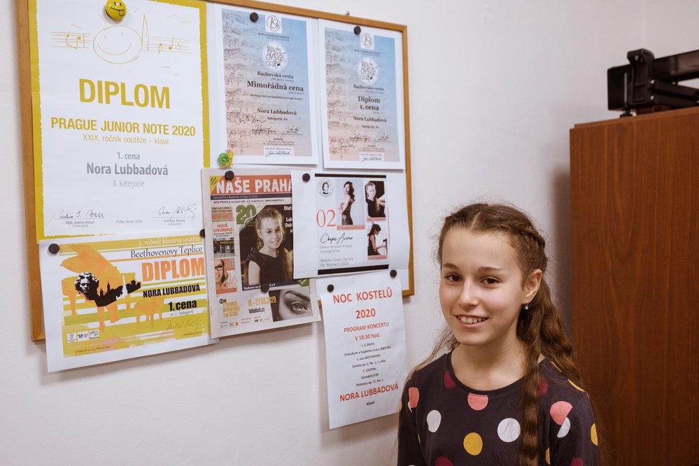 Nora Lubbadová (11 let, Praha) hHraje na klavír,  zahrála si i na online hudebním festivalu Pražské jaro