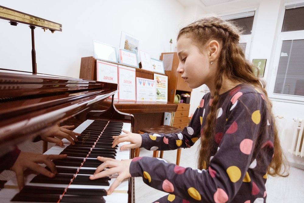 Nora Lubbadová (11 let, Praha) hHraje na klavír,  zahrála si i na online hudebním festivalu Pražské jaro