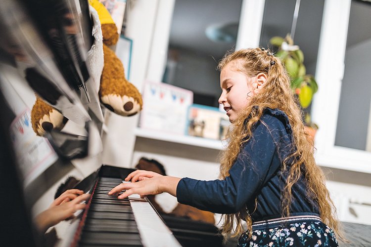 Nora LUBBADOVÁ: 10 let, Praha, vyniká ve hře na klavír, 1. cena, titul laureáta a cena absolutního vítěze z mezinárodní soutěže Pro Bohemia a další.