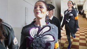 Nora Mojsejová si na soud pořídila kabát za tisíce