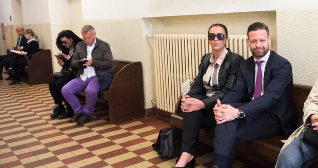 Nora Mojsejová s dlouhovlasým mužem seděli odděleně.