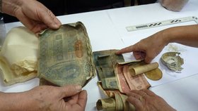 Granát obsahoval i dobové bankovky.