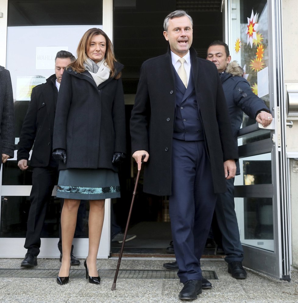 Kandidát rakouských Svobodných Norbert Hofer u voleb neuspěl. Smutnila i jeho manželka Verena Hoferová.