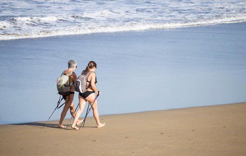 Čapněte hůlky a vyrazte do parku: Světem hýbe nenáročný nordic walking!