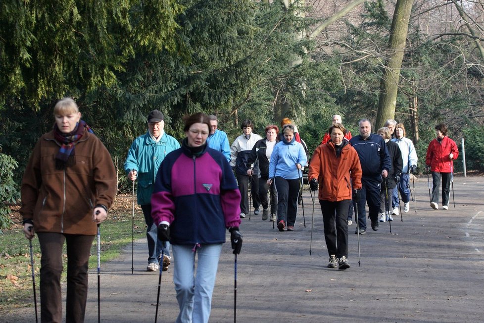 Nordic walking si získal po celém světě oblibu lidí nejrůznějšího věku.