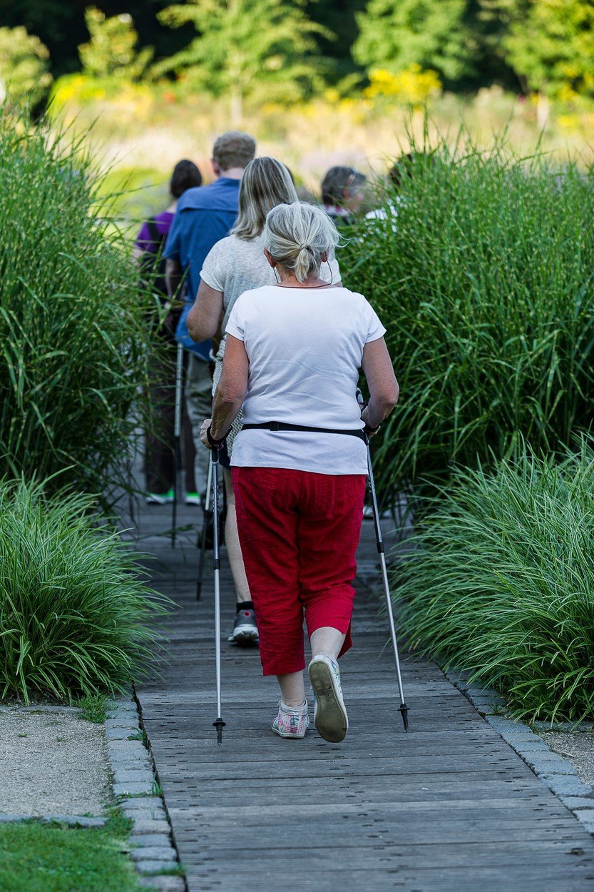 Nordic walking si získal po celém světě oblibu lidí nejrůznějšího věku.