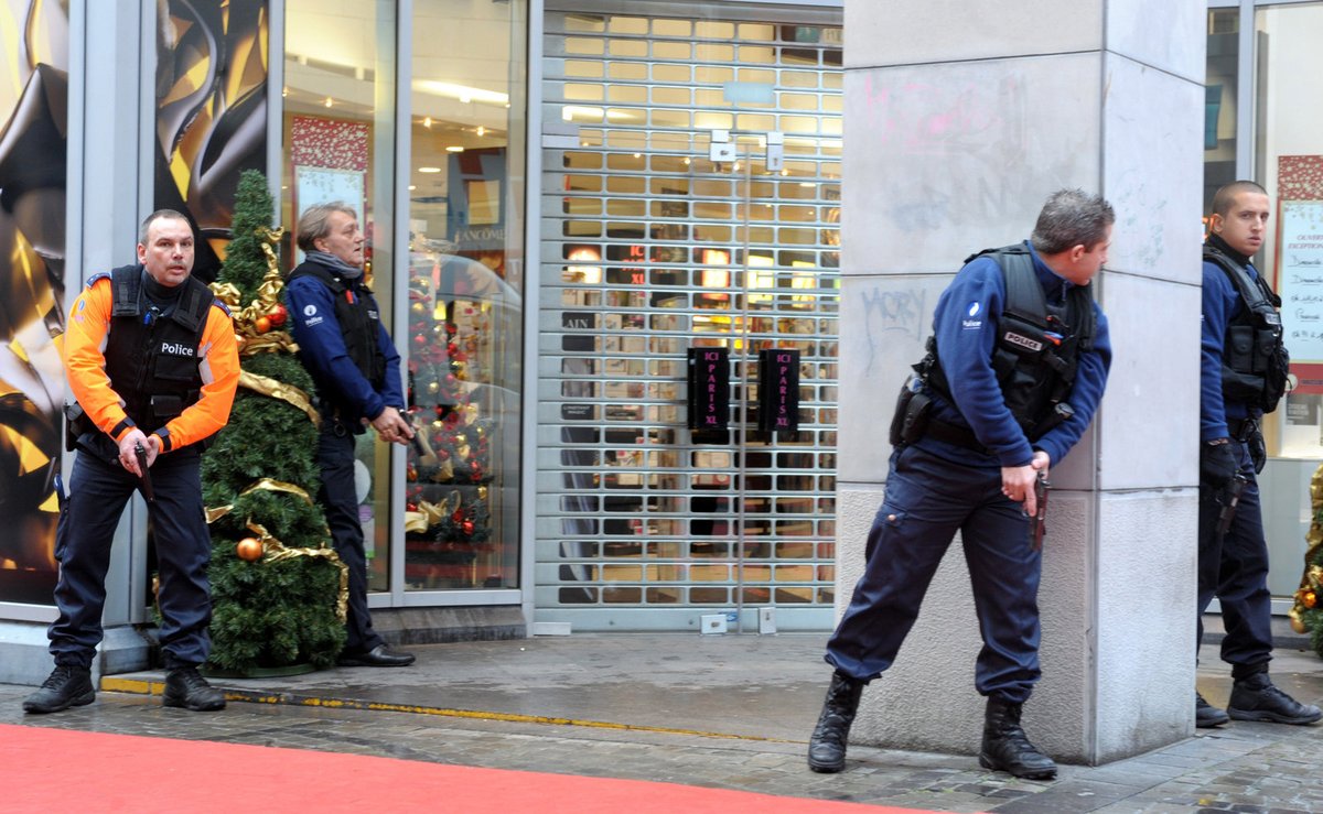 Ulice v centru Lutychu obsadili ozbrojení policisté a pátrali po domnělých komplicích.