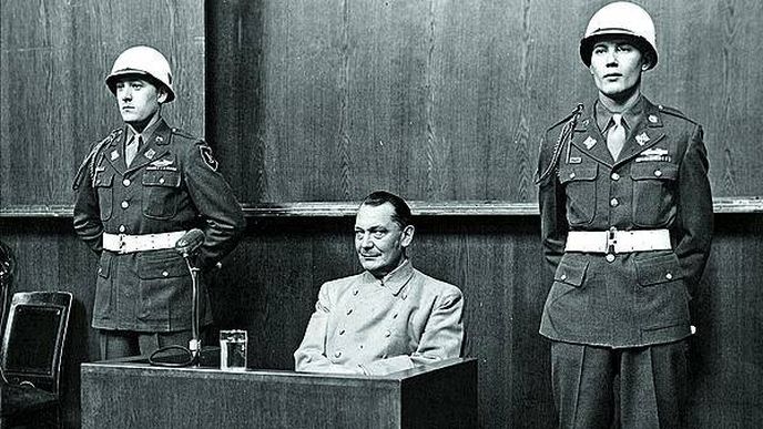 Před tribunálem se prohlásil za nevinného, neprojevil lítost. O filmech z koncentračních táborů řekl, že jsou zfalšované. Před tribunálem se prohlásil za nevinného, neprojevil lítost. O filmech z koncentračních táborů řekl, že jsou zfalšované.