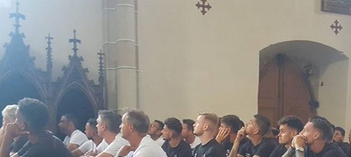 fotbalisté Norimberku na návštěvě kostela
