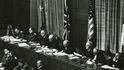 soudci během naslouchání svědectví, zleva: Volčkov, Nikinčenko, Birkett, Sir Geoffrey Lawrence, Biddle, Parker, Donnedie de Vabres a Falco