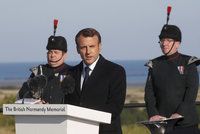 Macron na oslavách Dne D ocenil Čechoslováky. Mayovou ale nechal čekat