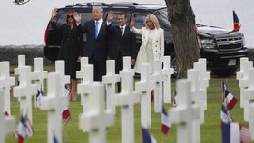 Prezident USA Trump s manželkou Melanií a francouzský prezident Macron s manželkou Brigitte na oslavách 75. výročí Dne D, (6.06.2019).