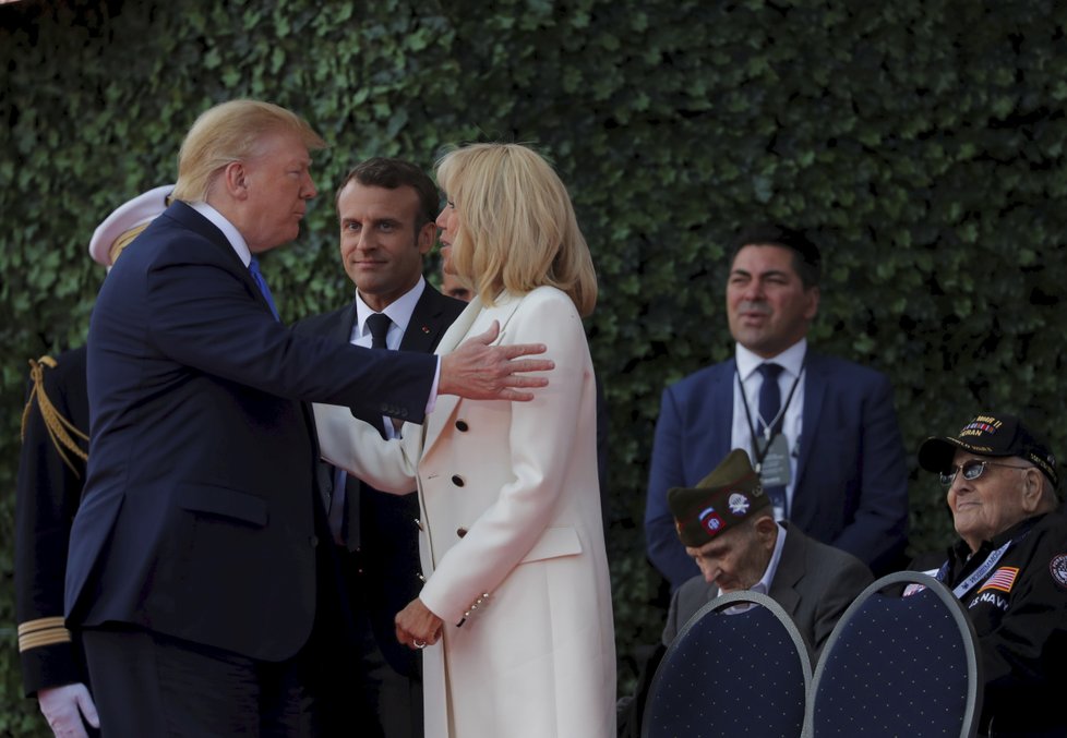 Trump se na oslavách 75. výročí Dne D vítá s Brigitte Macronovou, (6.06.2019)