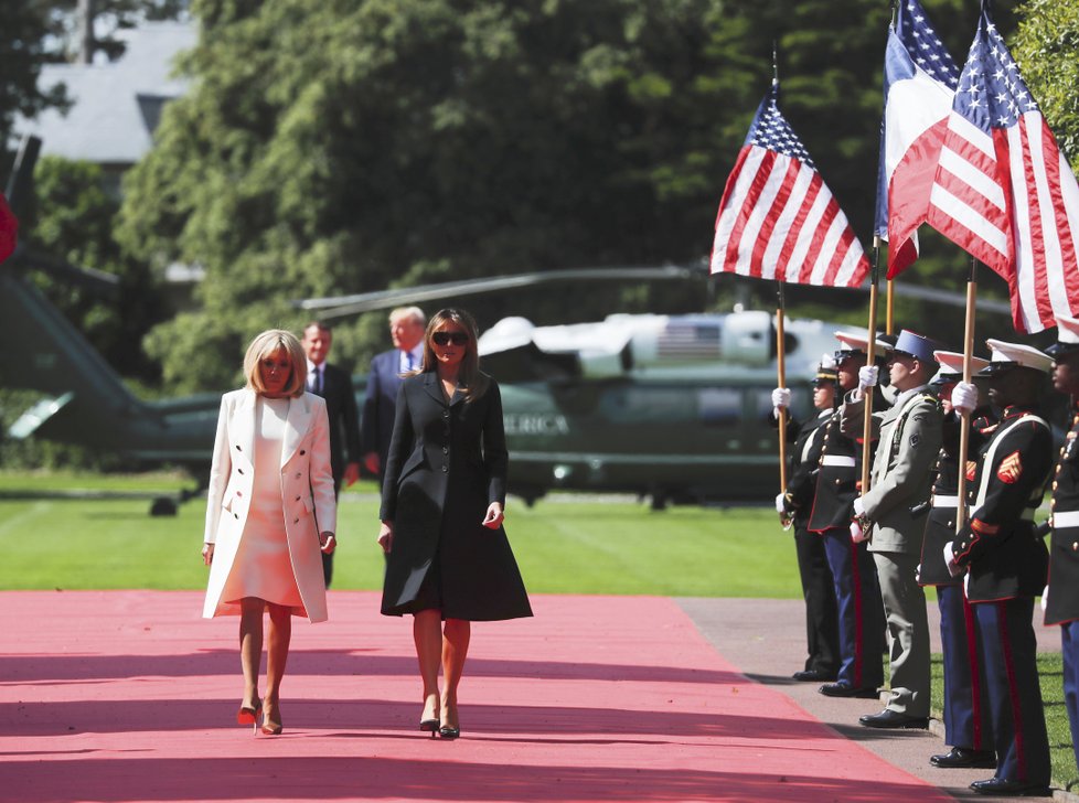 První dáma USA Melania Trumpová v doprovodu francouzské první dámy Brigitte Macronové na oslavách 75. výročí Dne D, (6.06.2019).