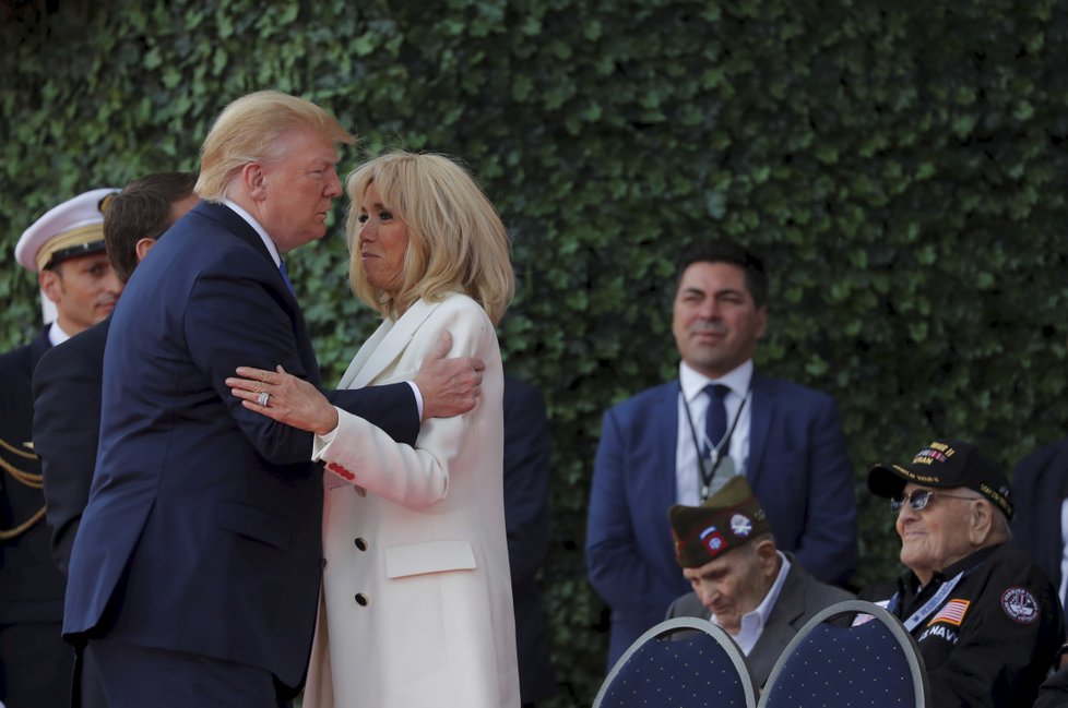 Trump se na oslavách 75. výročí Dne D vítá s Brigitte Macronovou, (6.06.2019).