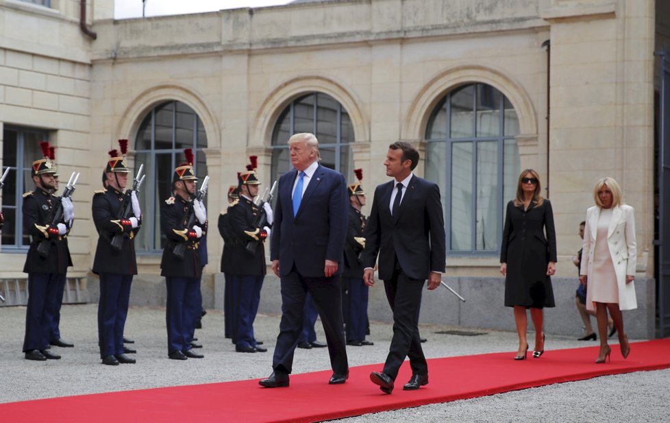 Prezident USA Trump a francouzský prezident Macron na oslavách 75. výročí Dne D, (6.06.2019).