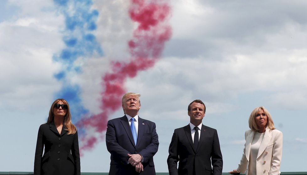 Prezident USA Trump s manželkou Melanií a francouzský prezident Macron s manželkou Brigitte na oslavách 75. výročí Dne D, (6.06.2019).