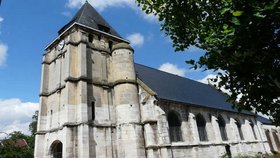 Kostel v Normandii, kde k brutálnímu útoku došlo.