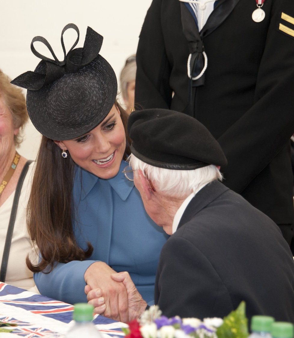 Kate ochotně vyslechla historky veteránů.