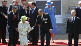 Barack Obama na schodech pomohl královně.