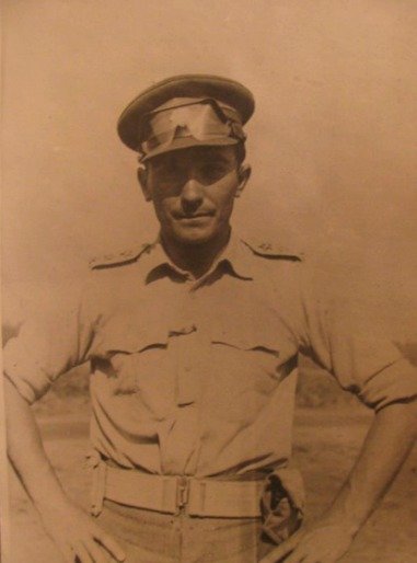 Během války působil jako zpravodajský důstojník britské armády.